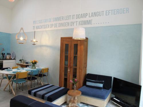 Splendid Waterfront Holiday Home In Uitwellingerga