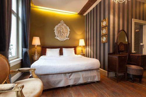 Hotel Diamonds And Pearls