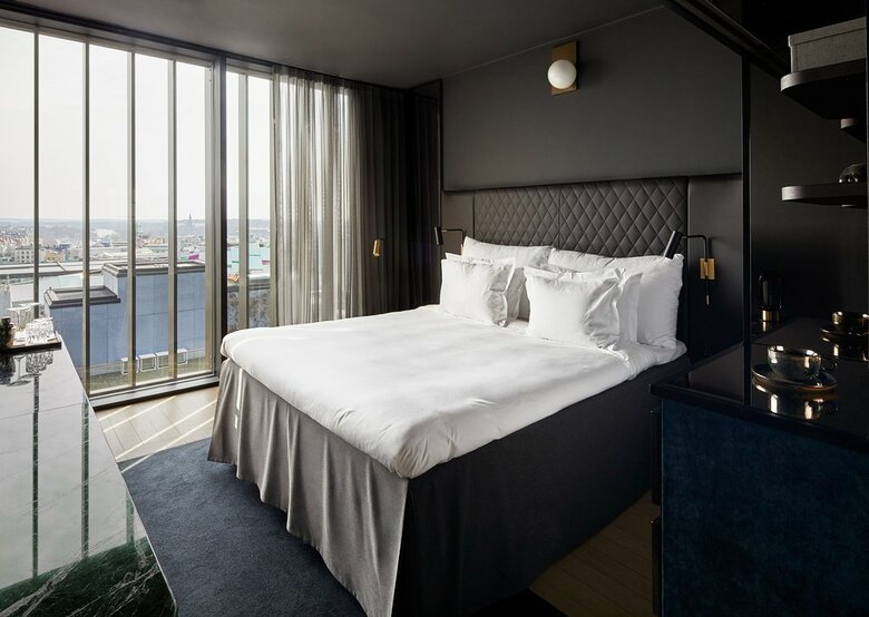 Hotel At Six