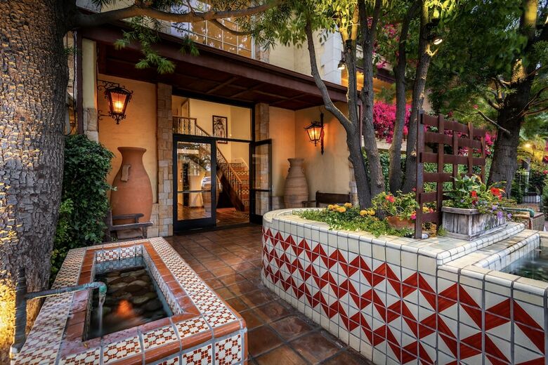 Pepper Tree Hotel