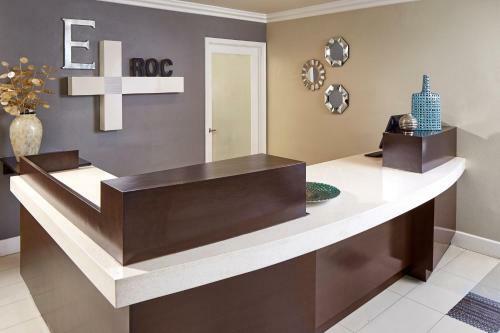 Hotel Eden Roc Inn & Suites