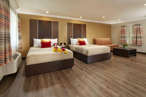 Hotel Eden Roc Inn & Suites