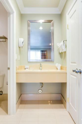 Hotel Eden Roc Inn & Suites