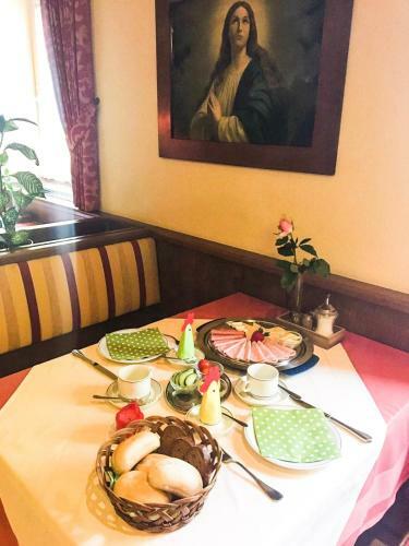 Hostal Helenental Pension & Apartments