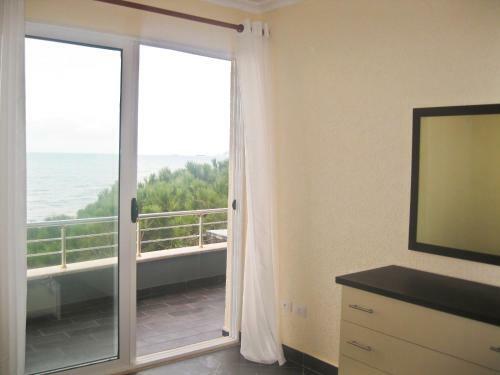 2 Beachfront Apartments + Parking + Wifi