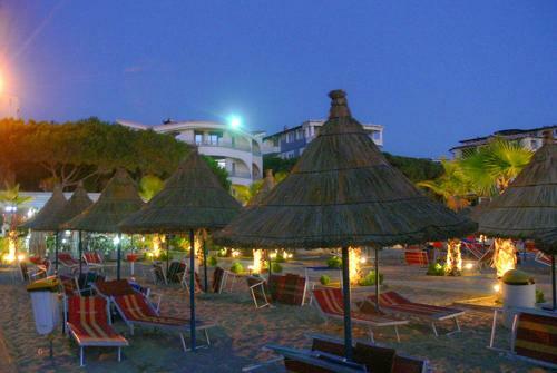 2 Beachfront Apartments + Parking + Wifi