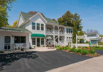 Hotel Cedar Court Inn