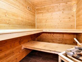 Luxurious Chalet In Septon With Jacuzzi
