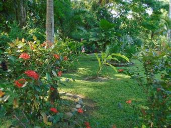 J And H Garden Cabinas