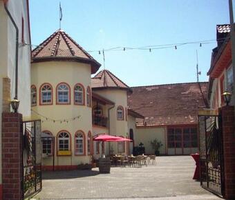Hotel Weinschl��chen Im Weingut Roos