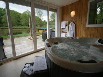 Luxurious Holiday Home In Delain With Jacuzzi