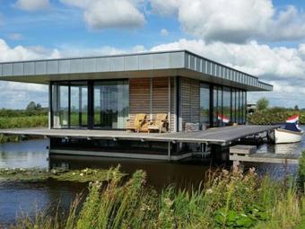 Quaint House Boat In Go�ngahuizen With Sauna