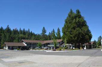 Hotel Pioneer Inn & Suites