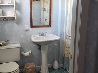 Bed & Breakfast Cottage By The Castle