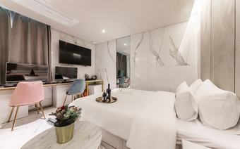 Alo Hotel