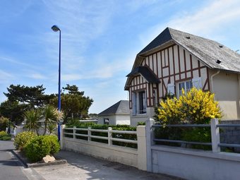 Characteristic Holiday Home With Enclosed Front Garden And Bbq, Beach 50 M Away