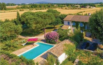 Eight-bedroom Holiday Home In Caderousse
