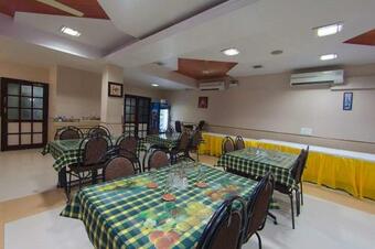 Hotel Vels Court