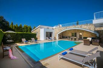 Giolou Villa Sleeps 6 With Pool Air Con And Wifi