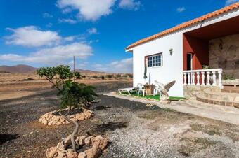 Apartamento Studio In Tuineje With Wonderful Mountain View Enclosed Garden And Wifi 12 Km From The Beach
