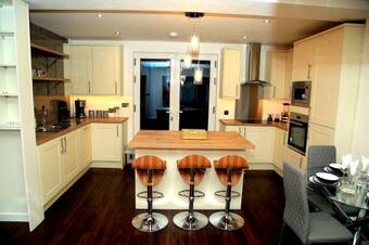 A Modern, Comfy Newly Remodeled 2bd House