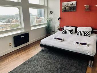 Spacious City Centre Apartment With Skyline Views Of Manchester