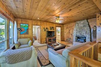 Romantic Lakeside Digs Near Wineries And Beach