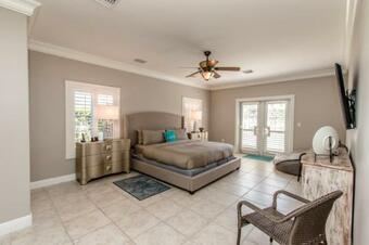 Sunrise Retreat 3bed/2bath Home With Private Pool & Dockage