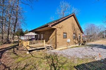Cozy Cabin Retreat With Deck By Golf And Bass Fishing!