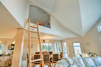 Luxurious Oceanfront Flanders Bay Home With Kayaks!