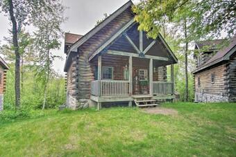 Cozy Retreat With Porch And Double Jj Resort Access!