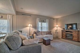 Welcoming Cabin Less Than 10 Miles From Hayesville!