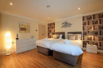 Meridian Way - Your Apartment