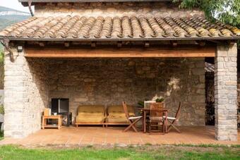 El Vilarot. La Casa De Piedra En La Naturaleza.