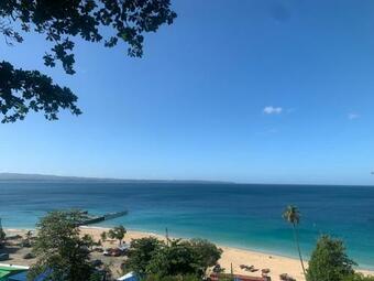 Modern Apartment Within 8 Minute Walk To Beach