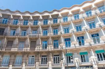 Hostal Bet Apartments - Canovas Rooms