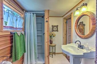 The Country Cottage In Union Mills With Pool!