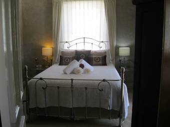 Hostal Heritage Guesthouse