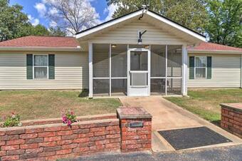 Quaint Greers Ferry Home With Screened Porch!