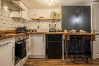 Modern 1-bed Central Apartment With Outside Space