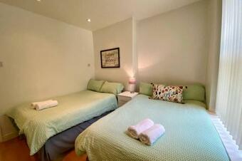 2 Bedroom Apartment Near City Centre, Uni & Parks!
