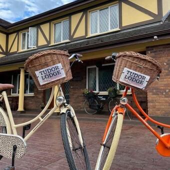 Hostal Tudor Lodge Bed And Breakfast
