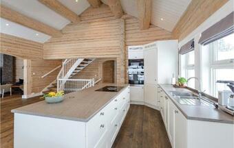 Four-bedroom Holiday Home In Sjusjoen