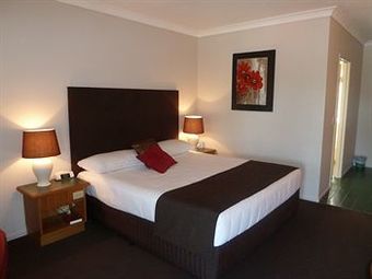Mcnevins Logan Park Motel