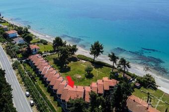 Aqua Blue, Beachfront 3-bdrm Maisonette