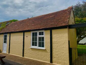 Relaxing 1-bedroom Guest House With Onsite Parking