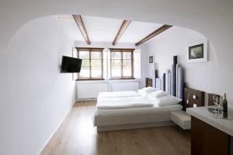 Hotel 100