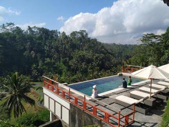 Hotel Suarapura Resort & Spa