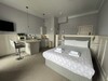 Hostal The Kelvin Hotel