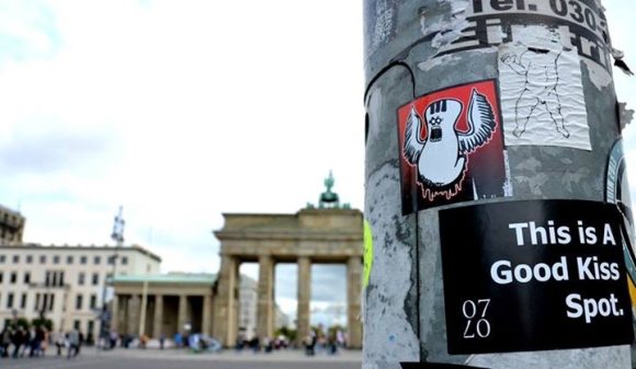 Los besos saben a historia en Berlín.